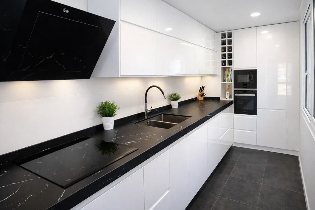 Cocina blanca con encimera negra en Leganés