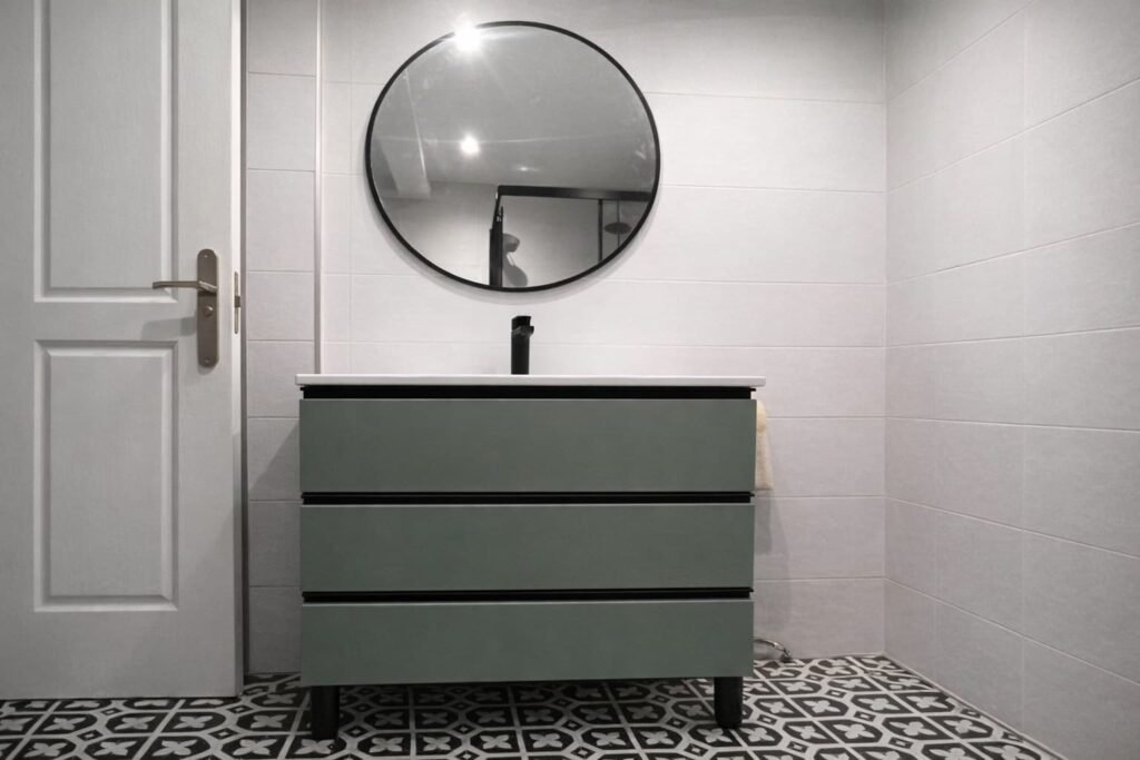 Baño gris verdoso con mueble de tres cajones en Leganés